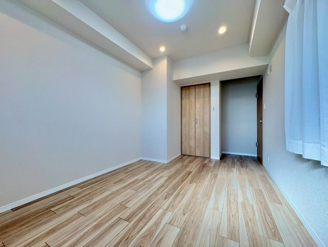 洋室7.4帖　収納付きで、お部屋がすっきり片付きます。