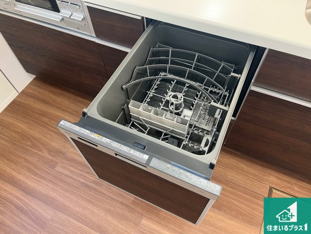 食事後の一仕事、食器洗いをボタン一つでお任せできちゃいます！場所を取らないビルトン式なので、お料理スペースもしっかり確保！　