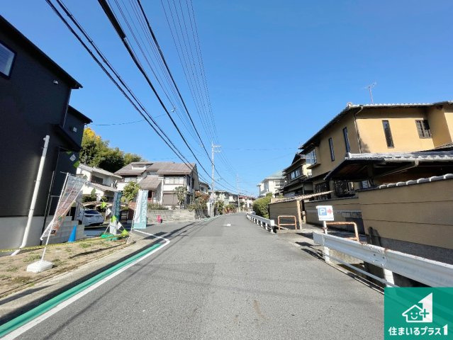 周辺は閑静な住宅街！前面道路広々で車の出し入れも便利です。駐車が苦手な方でも安心して車庫入れできます！