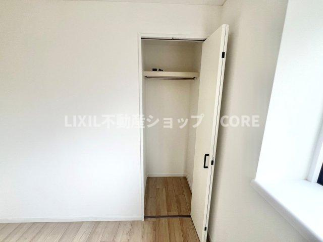 普段着やスーツはもちろんのこと、コート類などもしっかり掛けられます。