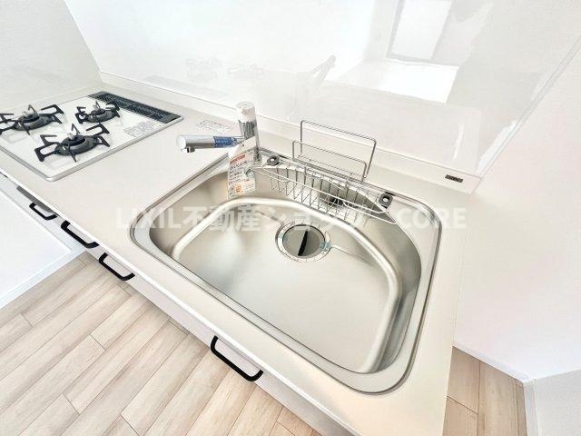 浄水と水道水を切り替えて使用できるスッキリとしたデザインの浄水器一体型水栓。
