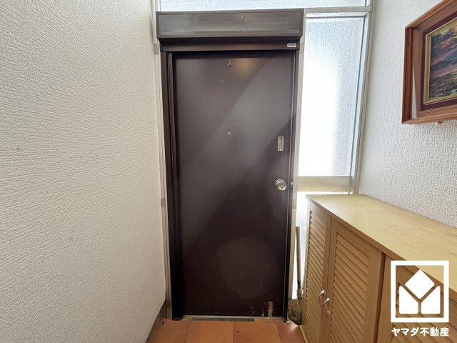 白を基調とした明るい玄関で、毎日を爽やかにスタート。清潔感あふれる空間が、訪れる人々を温かく迎えます。