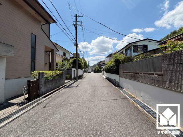 前面道路含む現地写真です