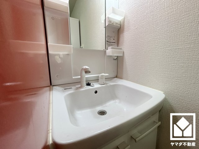 収納付きでスッキリお使い頂ける洗面台です。洗面ボウルが広めなので、忙しい朝でも身支度がしやすく時短になります。
