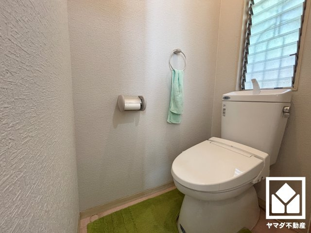明るく清潔感溢れるトイレです。温水洗浄便座付きで、季節を問わずいつでも温かい便座をお使いいただけます。