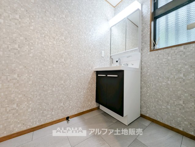 【Powder　room】　◆独立洗面台◆朝の身支度や帰宅後の手洗いも快適に行える独立洗面台。収納スペースも備えており、洗面用品をすっきり整理できる使い勝手の良い空間です。
