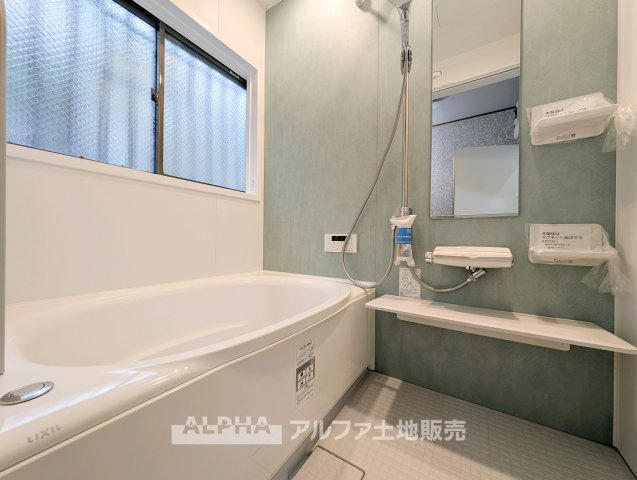 【Bath　room】　◆バスルーム◆一日の疲れをゆっくり癒せる落ち着いたバスルーム。浴室乾燥機付きで天候を気にせず洗濯でき、毎日の暮らしにも便利な空間です。