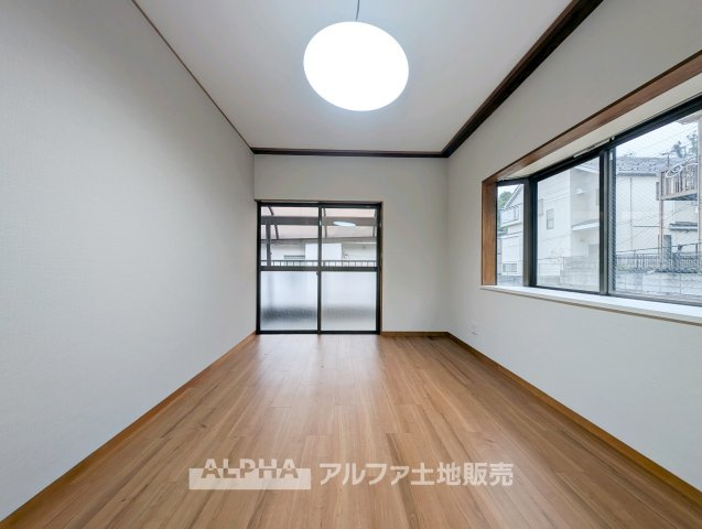 【multi　room】　◆多用途に使える一室◆収納やワークスペースとしても活用できる洋室。家族構成やライフスタイルに合わせて柔軟に使える空間です。