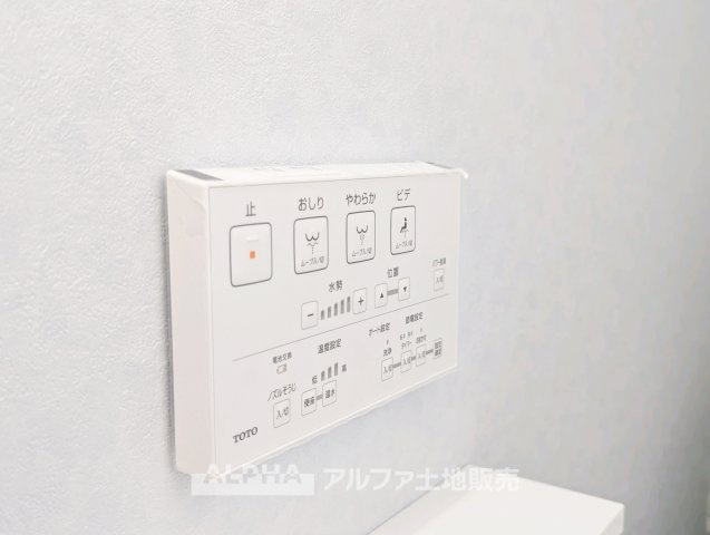 【Warm　water　flush　toilet】　◆温水洗浄便座付きトイレ◆お掃除も楽々。快適に過ごすためには今や欠かせない設備の一つです。壁掛けリモコンで使いやすくいつでも清潔に保てます。