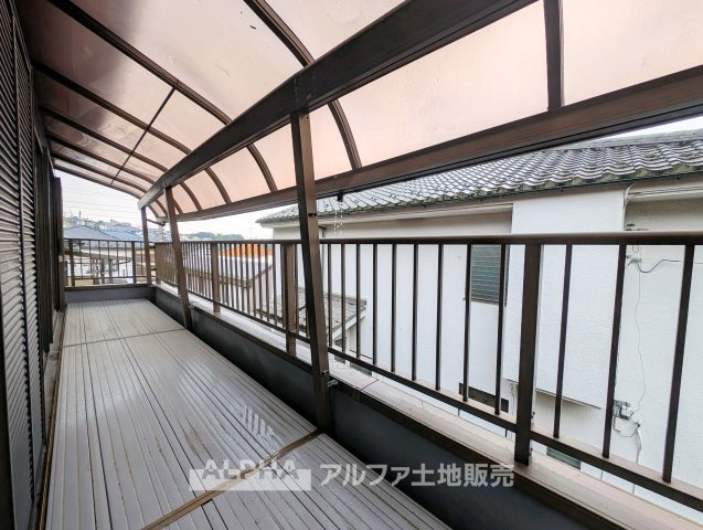 【Balcony】◆バルコニー◆日当たりの良いバルコニーは、洗濯物がよく乾くだけでなく、外の空気を感じながらひと息つける場所。暮らしに心地よい余白をもたらします。