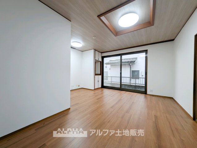 【Living　Room】　◆家族時間を育む◆　朝は食卓を囲み、昼はお子様の遊び場、夜は家族団らんのひととき。時間帯ごとに異なる役割を担い、暮らしの中心となるリビングです。