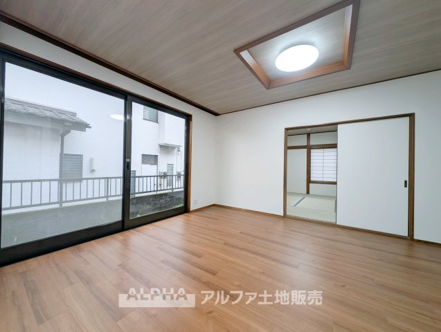 【Time　Together】　◆日常を彩る空間◆　食事や会話、読書や映画鑑賞など、ご家族それぞれの過ごし方を受け止めるリビング。何気ない日常を心地よい時間へとつなげます。