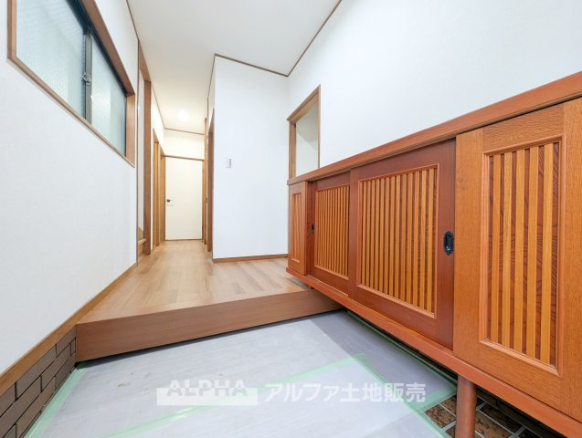 【Entrance　Storage】　◆玄関収納◆玄関まわりをすっきりと保てる収納スペースを確保。靴はもちろん、傘や外出用品なども整理しやすく、心地よく整った玄関で毎日を迎えられます。