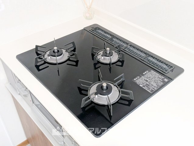 【gas　stove】◆ガスコンロ◆使い勝手に配慮されたガスコンロを備えたキッチン。火力調整がしやすく、毎日の調理がスムーズに進み、家事の時間を心地よく支えてくれます