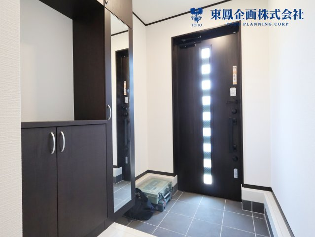 お出かけ前に身だしなみチェックできる姿見付きシューズボックス