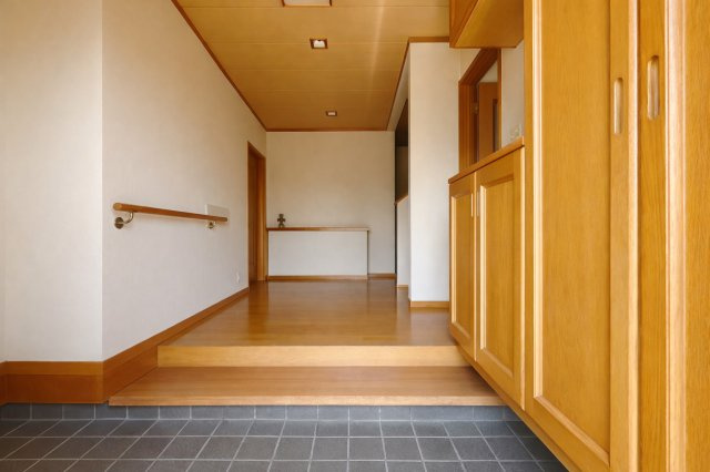 ■玄関｜毎日の「いってらっしゃい」や「お帰りなさい」を大切なご家族と過ごす玄関は〈使いやすさ〉を追求しております。玄関横の物入は急な来客時でもさっとお片付けできるスペースを確保しています。