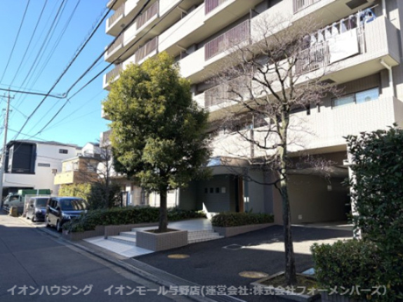 道幅にゆとりがあるから、車での出入りもスムーズで安心です