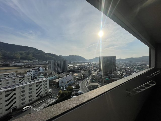 高層階ならではの開放感ある眺望が魅力のバルコニーからの景色。周辺の建物との距離もあり、遠くの山並みまで見渡せる気持ちの良いロケーションです。日当たりも良好で、朝から明るい光が差し込みます。