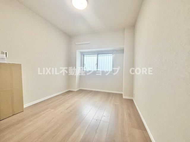 床材や建具は家具にも合わせやすい落ち着いた色合いになっております。
