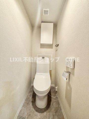 見た目もスッキリとしたデザインのトイレには温水洗浄暖房便座付き。