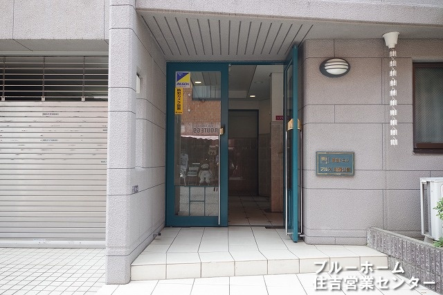重厚感のあるエントランスです！オートロック付きでセキュリティー面も安心♪