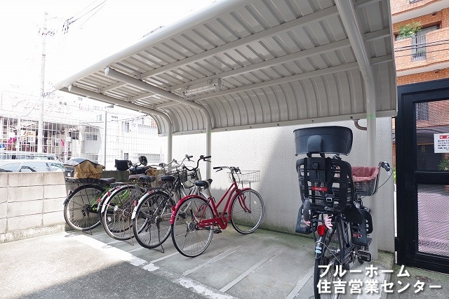 屋根付きの駐輪場がございます！