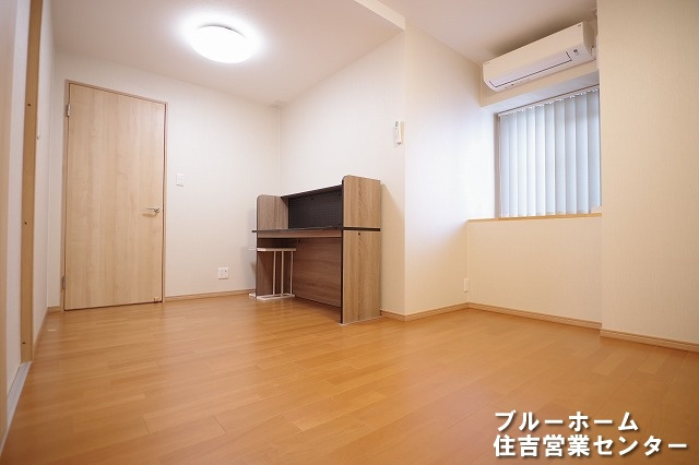 洋室です！お部屋には収納や窓があります！