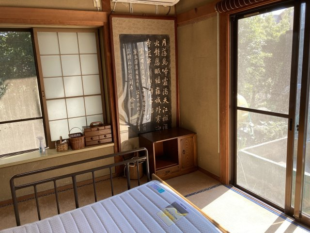 障子から柔らかな光が差し込む古民家風の和室。外の緑を感じながら、穏やかな時間を過ごせる癒しの空間です。床の間や木の質感が和の趣を引き立て、落ち着いた住環境を演出。