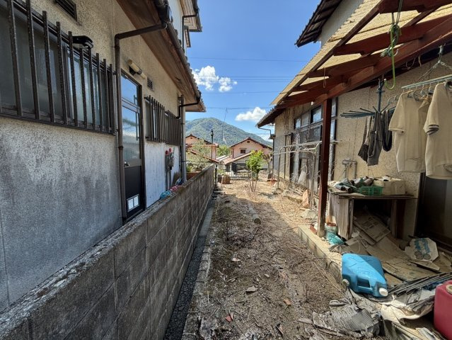 隣地との間にはしっかりとしたブロック塀が設けられており、境界が明確になっています。隣家との距離感も適度にあり、プライバシーを守りながら暮らせる点が安心。境界がはっきりしているため、将来的にも安心です。