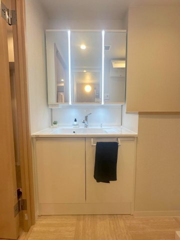 独立洗面台、小物を置くことができて便利です