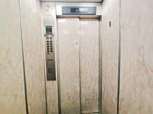 エレベータ内側