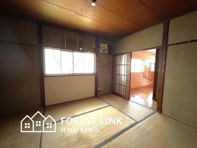 落ち着いて過ごせるお部屋なので、寝室にいかがでしょうか。