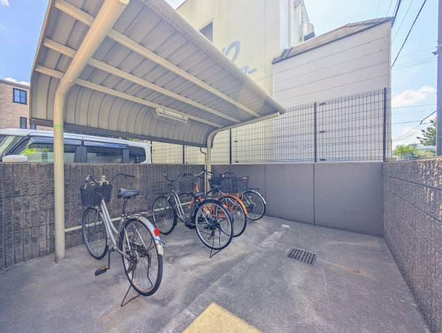 屋根付きの駐輪場。きちんと駐輪されているので出し入れもスムーズにできそうですね。