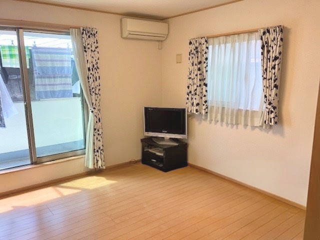南向きで明るい2階の洋室！