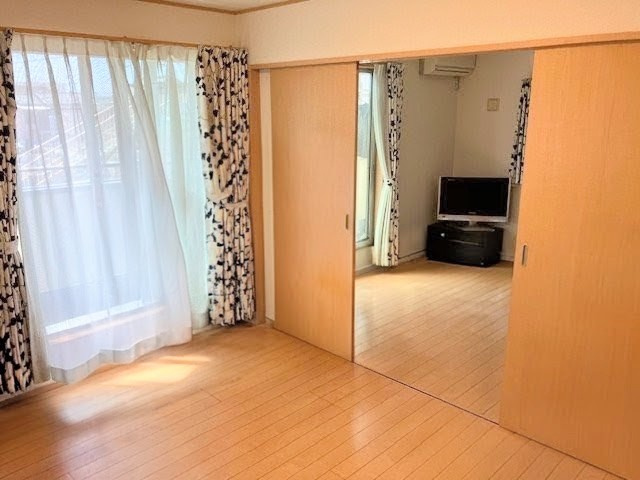 隣の洋室も南向きの明るいお部屋です！