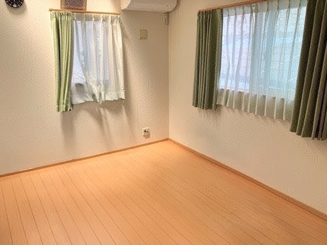 7帖の洋室も窓が2つある明るいお部屋です！