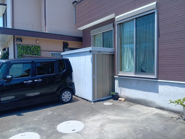 外には物置があって収納力があります！