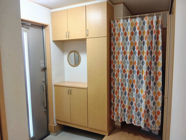 玄関には下駄箱があり収納も十分です！