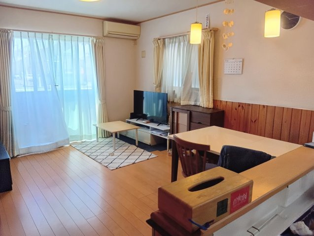 南向きで日中は明るい光が入り込みます！