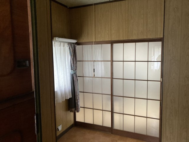 奥の建物の2階にある少し変わった形の洋室です。お子様のお部屋に如何でしょうか。