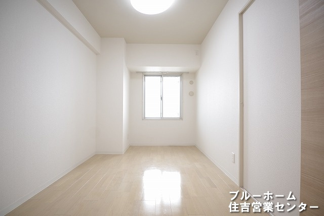 約6.6帖の洋室です！お部屋にはウォークインクローゼットや窓があります！