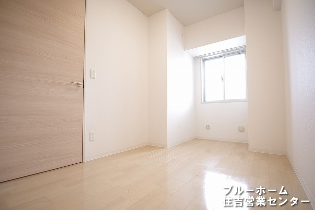 約5.1帖の洋室です！お部屋には収納や窓があります！