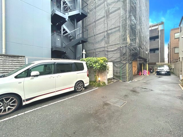 【敷地内駐車場】最新の空き状況や費用などの詳細は担当スタッフまでお問い合わせください。