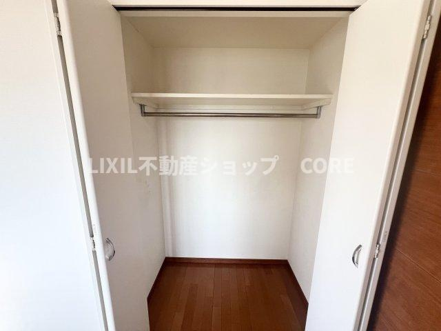 奥行きもあるので、収納ボックスをそのままクローゼットの中へ。部屋にものが出ずスッキリ。