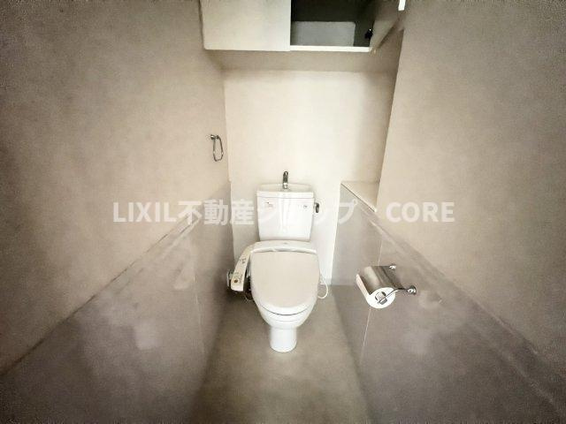 見た目もスッキリとしたデザインのトイレには温水洗浄暖房便座付き。