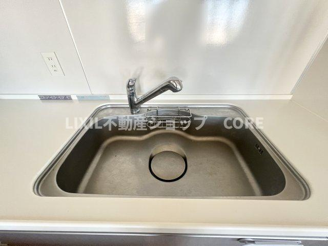 浄水と水道水を切り替えて使用できるスッキリとしたデザインの浄水器一体型水栓。