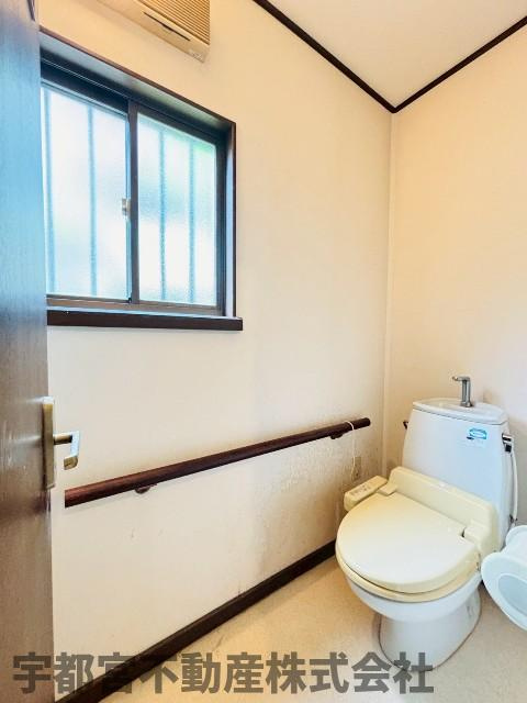 【トイレ/現地写真】採光窓もあり、換気もしやすいトイレ。