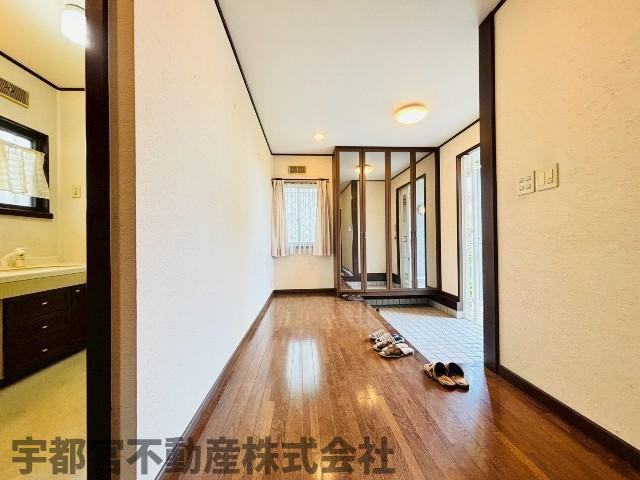 【玄関/現地写真】ゆったりと広く開放的な玄関がご家族や来客をお出迎え。天井や扉なども高めの設計でより開放的に見えます。