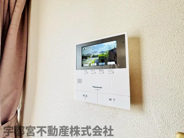 【TVモニター付インターホン/現地写真】来客の顔も確認ができ、セキュリティ面でも安心です