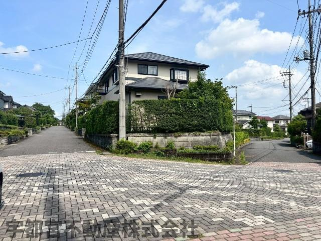 【前面道路/現地写真】前面道路は見通しの良い広い道路。道の広さも十分確保されており駐車も楽々です。